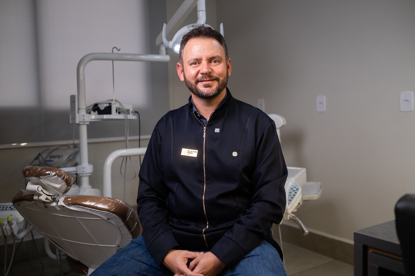 Dr. Luis Flávio Figueiró no consultório da Figueiró Odontologia, em Teófilo Otoni